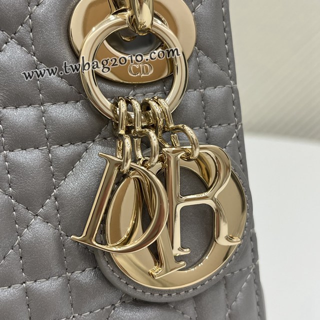 Dior专柜新款Lady女包迪奥高仿原单Classic Lady 戴妃包，标志性的字母吊饰，经典的菱格，手感极好的绵羊皮，人手一个必备的三格小包。迷人优Classic Lady戴妃包三格手提女包 djfk1417